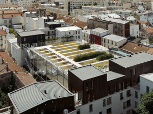 Jardin associatif aménagé sur le toit du gymnase, projet 47 Logements, gymnase et jardin associatif, secteur "Vignoles Est" Photo: TOA Source: www.toa-archi.com